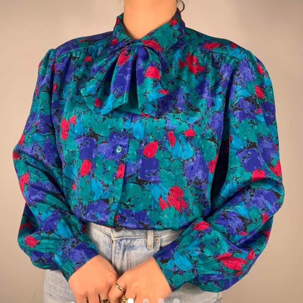VINTAGE BRIGHT FLORAL PATTERN TALE BLUE AND RED LONG SLEEVE BUTTONED DOWN BLOUSE